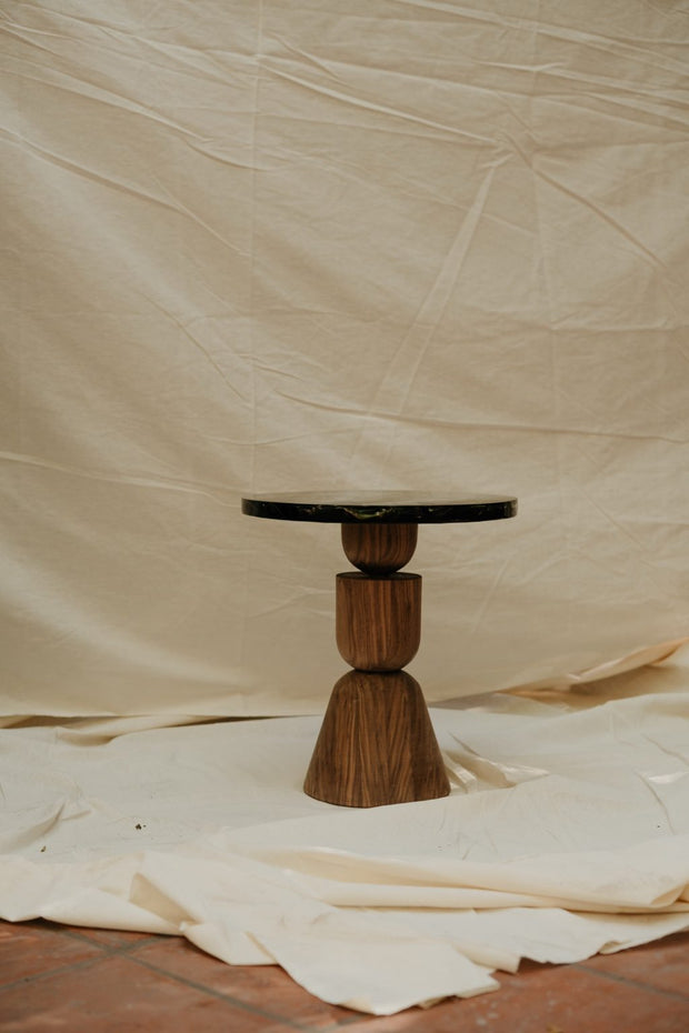 MESA LATERAL CON BASE DE NOGAL — REINO PROFUNDO / WALNUT BASE SIDE TABLE — DEEP KINGDOM