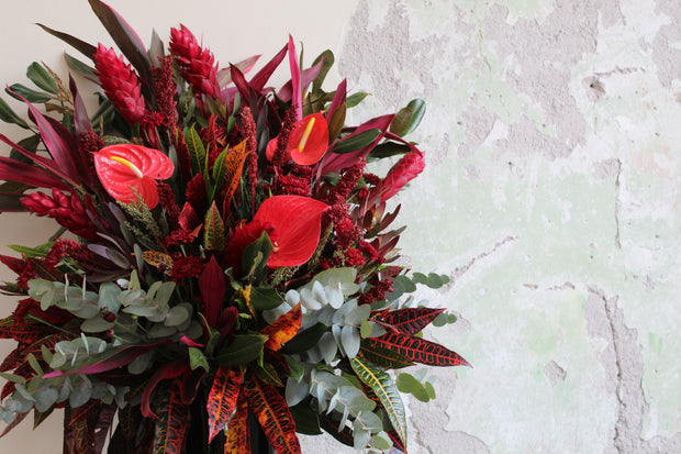 Ramo de flores frescas. Flores en base, Colonia Roma, Floreria vogue, floreria única, flores cool, flores diseñador, diseñador floral, flores de lujo, envío de flores, envía flores cdmx, flores a domicilio, regalos únicos, envío regalos, ramo de flores rojo