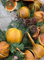 Corona piñas y frutos