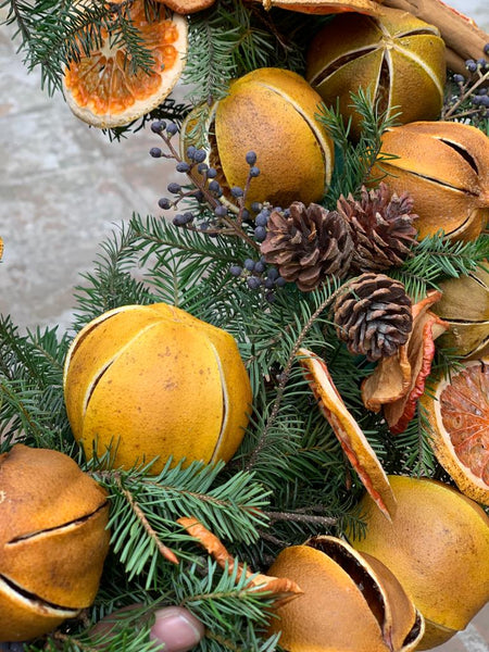 Corona piñas y frutos