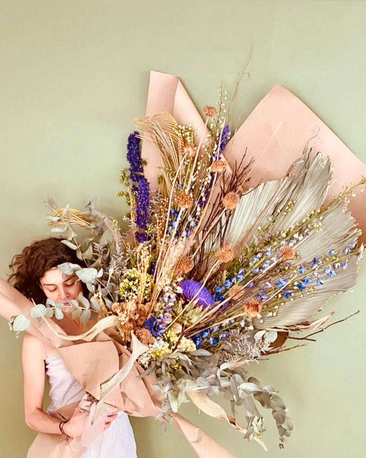 Ramo de flores frescas. Flores en base, Colonia Roma, Floreria vogue, floreria única, flores cool, flores diseñador, diseñador floral, flores de lujo, envío de flores, envía flores cdmx, flores a domicilio, regalos únicos, envío regalos, ramo gigante, ramo de flores gigante