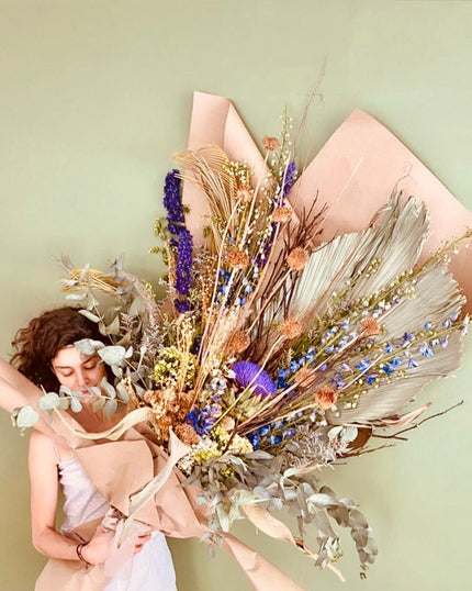 Ramo de flores frescas. Flores en base, Colonia Roma, Floreria vogue, floreria única, flores cool, flores diseñador, diseñador floral, flores de lujo, envío de flores, envía flores cdmx, flores a domicilio, regalos únicos, envío regalos, ramo gigante, ramo de flores gigante