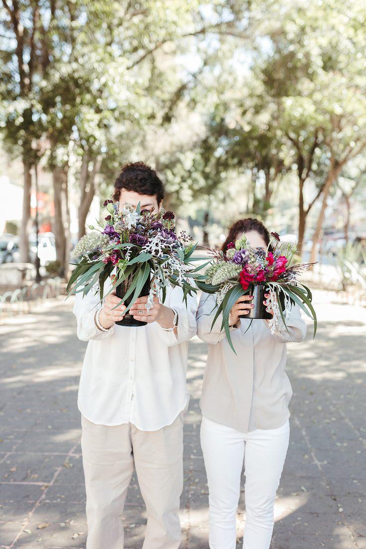 Ramo de flores frescas. Flores en base, Colonia Roma, Floreria vogue, floreria única, flores cool, flores diseñador, diseñador floral, flores de lujo, envío de flores, envía flores cdmx, flores a domicilio, regalos únicos, envío regalos