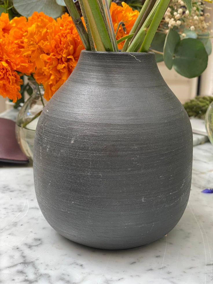Florero base negro liso