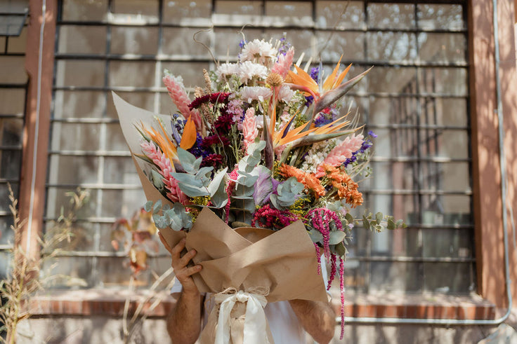 Ramo de Flores Bespoke Amuleto de Viento