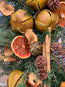 Corona piñas y frutos