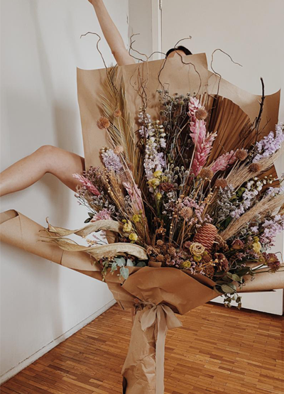 Ramo de flores frescas. Flores en base, Colonia Roma, Floreria vogue, floreria única, flores cool, flores diseñador, diseñador floral, flores de lujo, envío de flores, envía flores cdmx, flores a domicilio, regalos únicos, envío regalos, ramo gigante, ramo de flores gigante
