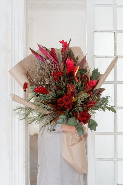Ramo de flores frescas. Flores en base, Colonia Roma, Floreria vogue, floreria única, flores cool, flores diseñador, diseñador floral, flores de lujo, envío de flores, envía flores cdmx, flores a domicilio, regalos únicos, envío regalos, ramo de flores rojas