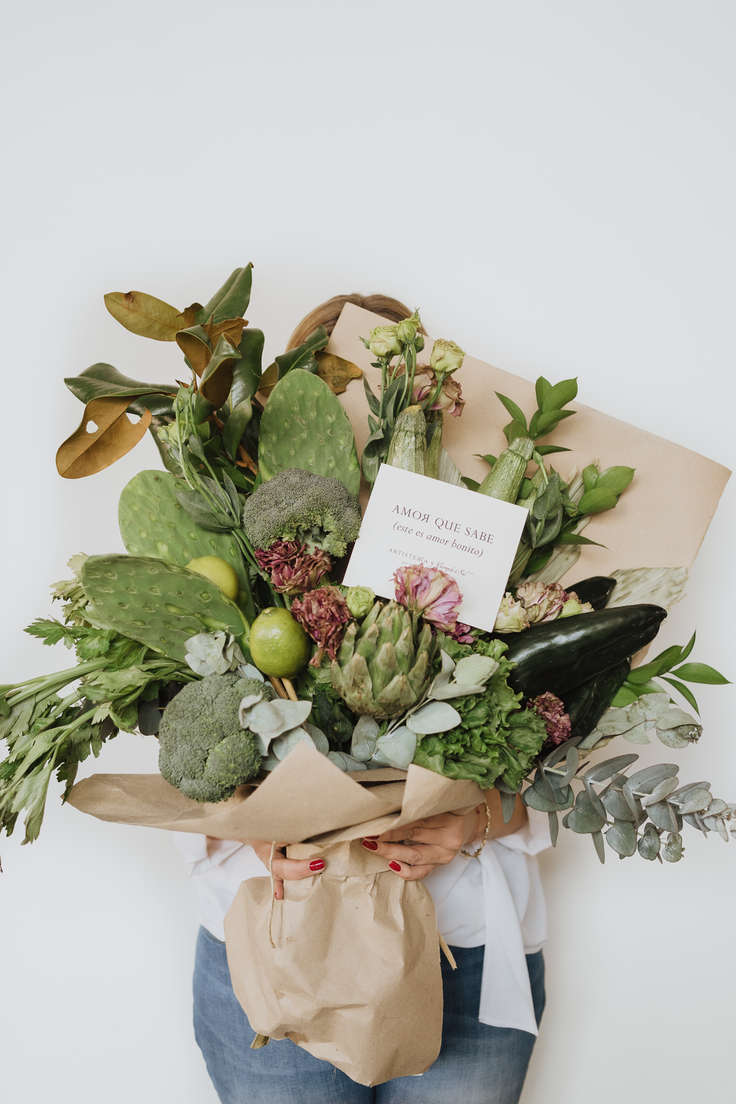 Ramo de flores frescas. Flores en base, Colonia Roma, Floreria vogue, floreria única, flores cool, flores diseñador, diseñador floral, flores de lujo, envío de flores, envía flores cdmx, flores a domicilio, regalos únicos, envío regalos, ramo de verduras, ramos comestibles