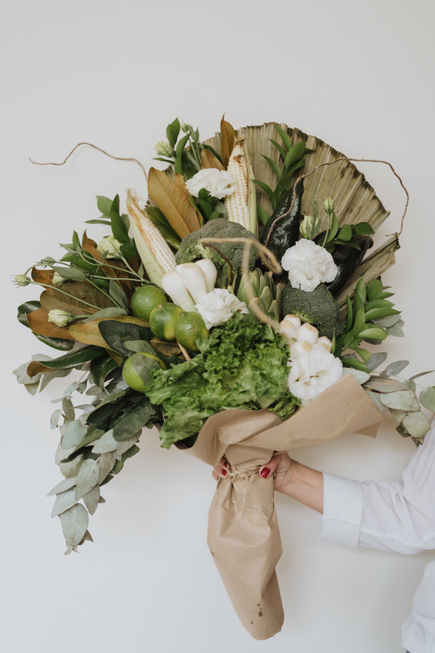 Ramo de flores frescas. Flores en base, Colonia Roma, Floreria vogue, floreria única, flores cool, flores diseñador, diseñador floral, flores de lujo, envío de flores, envía flores cdmx, flores a domicilio, regalos únicos, envío regalos, ramo de verduras, ramos comestibles