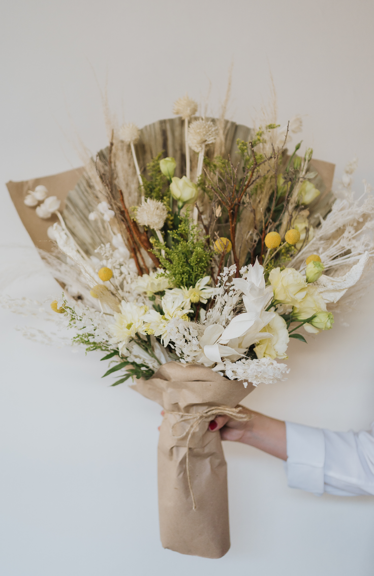ramo de flores frescas y deshidratada, ramo de flores amarillo y blanco